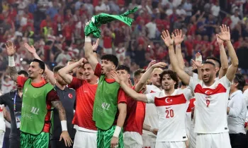 Jogadores da sele��o da Turquia aparecem comemorando. EFE/EPA/ABEDIN TAHERKENAREH