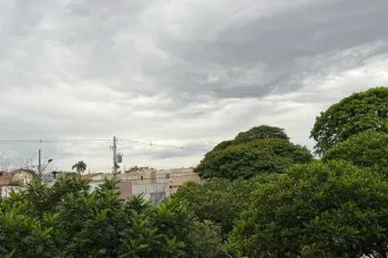 C�u nublado em Campo Grande. (Foto: Renata Fontoura)