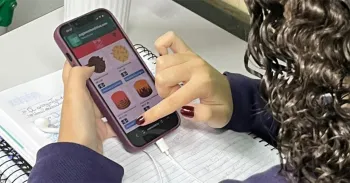 Estudante de escola p�blica de Ribeir�o Preto testando o jogo Enigma