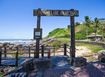 Passarela que leva � Cama de Anchieta, em Itanha�m (foto: Douglas Piton / Setur-SP)