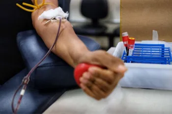 Mulher realizando a doa��o de sangue no MT Hemocentro