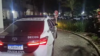 Uma viatura da Decon num dos locais alvo de buscas Foto: Reproducao