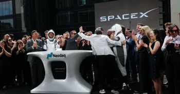 Membros da lideran�a da SpaceX e convidados comemorando IPO na Nasdaq