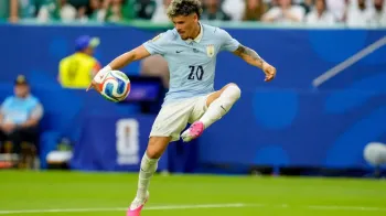 Maxi Ara�jo comemora o gol de empate do Uruguai