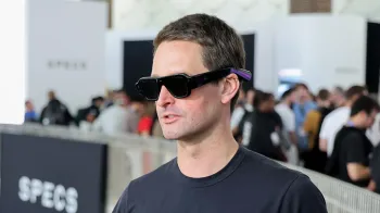O presidente-executivo da Snap, Evan Spiegel, mostrou os �culos em uma conven��o de tecnologia na Calif�rnia
