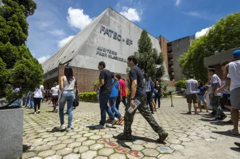 Estudantes em laborat�rio de tecnologia. Foto: Ag�ncia SP