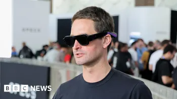 O presidente da Snap, Evan Spiegel, mostrou os �culos em uma feira de tecnologia na Calif�rnia