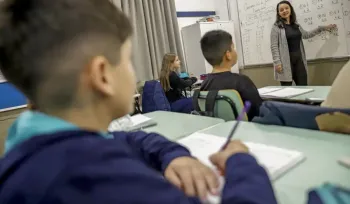 Piso Nacional do magist�rio foi publicado no Di�rio Oficial da Uni�o. Em foto, profissional aparece em sala de aula (Foto: Bruno Peres/Ag�ncia Brasil)