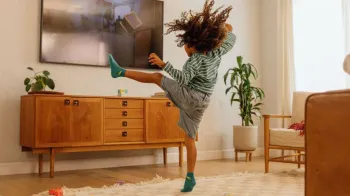 Nex Playground: um menino pulando para jogar um game na TV