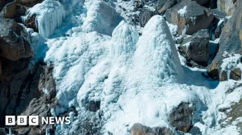 Vista a�rea de picos de montanhas cobertos de neve em Ladakh