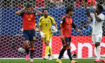 Sele��o da Espanha durante a partida contra Cabo Verde. Foto: ROBERTO SCHMIDT / AFP
