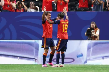 Oyarzabal e Lamine Yamal comemoram um dos gols da vit�ria da Espanha por 4 a 0 contra a Ar�bia Saudita pela Copa do Mundo (Foto: Mattia Ozbot / GETTY IMAGES NORTH AMERICA / Getty Images via AFP)