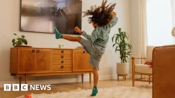 Nex Playground: um menino se movimenta para jogar em frente � TV