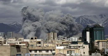 Fuma�a � vista ap�s s�rie de ataques em Teer�, Ir�, em 1� de mar�o de 2026. Fatemeh Bahrami/Anadolu via Getty Images