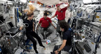 Astronautas da NASA jogam bola com a Trionda, bola da Copa do Mundo de 2026, no espa�o. Reprodu��o / X / @NASA
