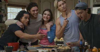 Jalen Thomas Brooks como John Tucker, Belmont Cameli como Garrett Graham, Ella Bright como Hannah Wells, Stephen Thomas Kalyn como Dean Di Laurentis e Antobio Cipriano como John Logan em 'Off Campus: Amores Improv�veis'