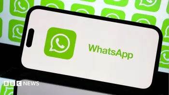 Logotipo do WhatsApp em um smartphone, com v�rios logos verdes do aplicativo ao fundo.