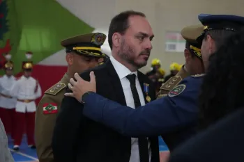 Carlos Bolsonaro durante recebimento de medalha dos bombeiros de SC - Divulga��o