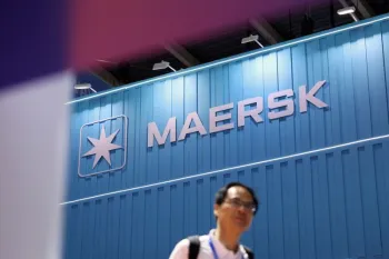 Homem passa em frente ao logotipo da Maersk durante a Exposi��o Internacional da Cadeia de Suprimentos da China (CISCE), em Pequim, China, em 22 de junho de 2026. REUTERS/Florence Lo