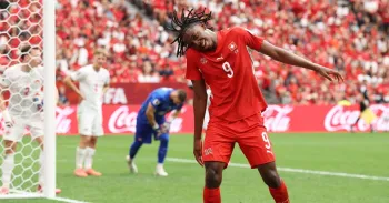 Manzambi celebra o gol da Su��a contra o Canad� pela Copa do Mundo - Alex Grimm/Getty Images