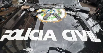 Dois fuzis, uma pistola e muni��es foram apreendidos durante a a��o contra o grupo investigado por abastecer fac��es criminosas. Reprodu��o