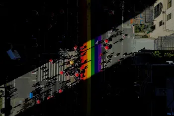 Uma multid�o com bandeiras LGBT+ em uma parada do orgulho. Foto: Miguel SCHINCARIOL/AFP