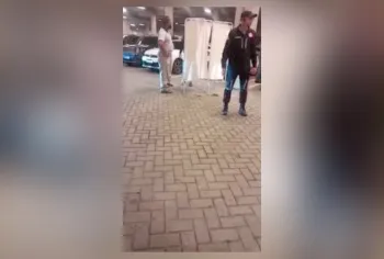 Marcas de sangue foram vistas no ch�o ap�s troca de tiros em shopping de Duque de Caxias Foto: Reprodu��o v�deo