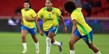 Jogadoras da sele��o brasileira comemoram gol. Foto: L�via Villas Boas/CBF
