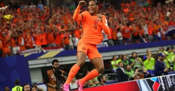 Van Dijk comemora gol da Holanda sobre o Jap�o (Foto: Maja Hitij - FIFA/FIFA via Getty Images)