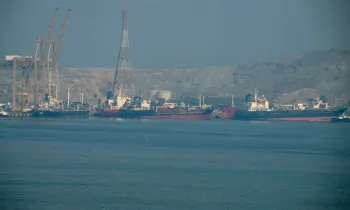 Navios-tanque no Terminal de Cont�ineres de Khor Fakkan, no Estreito de Ormuz. Foto: GIUSEPPE CACACE / AFP
