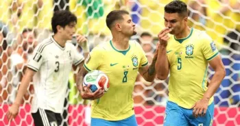 Bruno Guimar�es comemora com Casemiro o gol do Brasil contra o Jap�o. Divulga��o / FIFA