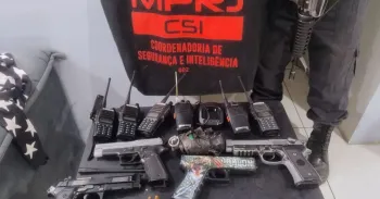 Quatro PMs foram denunciados pelo MPRJ por peculato e com�rcio ilegal de arma de fogo. Nesta ter�a (30), agentes cumprem mandados de pris�o e busca contra tr�s investigados na Baixada Fluminense. Reprodu��o - MPRJ