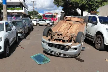 Carro ficou com as quatro rodas para o alto no Ch�cara Cachoeira (Foto: Jos� Aparecido)