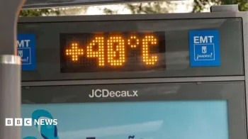 Um term�metro digital em um ponto de �nibus na Espanha em 2023