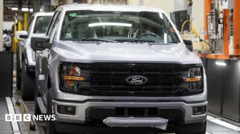 Uma caminhonete Ford F-150 prateada na linha de produ��o da f�brica da montadora em Michigan.