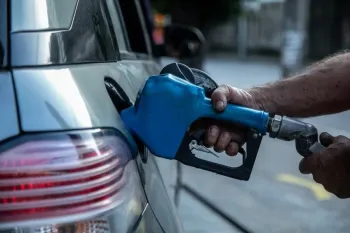 Abastecimento de combust�vel com gasolina ou etanol. Foto: Brenno Carvalho/Ag�ncia O Globo