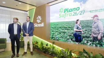 Gustavo Freitas, diretor executivo de cr�dito e segmentos do Sicredi, e Vitor Moraes, superintendente de agroneg�cio da cooperativa de cr�dito, da esquerda para a direita (Foto: Eduardo Viana/Sicredi)