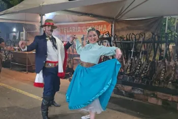 Dan�a tradicional ga�cha � uma das atra��es da feira, em Campo Grande. (Foto: Augusto Castro)