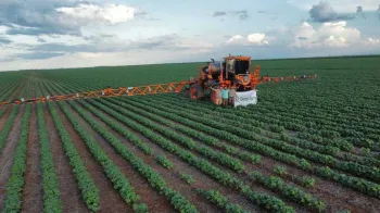 Equipe da DeepAgro operando em lavoura da Amaggi