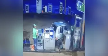 Carro que estacionava em posto na Bahia perdeu o controle e quase atropelou frentista, que teve ferimentos leves. Cr�ditos: Santa Maria M�dia