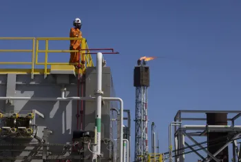 Navio-plataforma P-71, no campo de Itapu: trabalho embarcado Foto: M�rcia Foletto