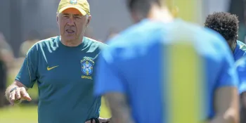 T�cnico Ancelotti durante treino da sele��o brasileira nos Estados Unidos (Rafael Ribeiro/CBF)