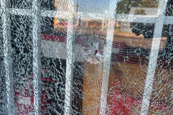 Vidro de tabacaria com marcas de tiro (Foto: Magno Lemes)