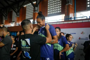 Artilheira do time de futsal sub-15 do Zerohum, Ana Barreto recebe a medalha de ouro rec�m-conquistada. Foto: Lana Costa