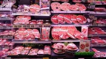 Balc�o refrigerado com carnes em supermercado chin�s