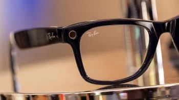 Um par de oculos pretos Meta Ray-Ban em um display de metal.