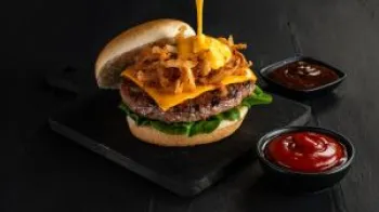 Hamburguer de costela com cebola crocante.