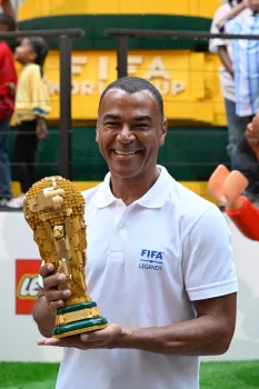Cafu segura uma r�plica da ta�a da Copa do Mundo. Foto: Divulga��o