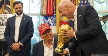 Presidente da Fifa, Gianni Infantino, com a ta�a da Copa do Mundo ao lado de Donald Trump na Sala Oval da Casa Branca. Carolyn Van Houten/The Washington Post via Getty Images