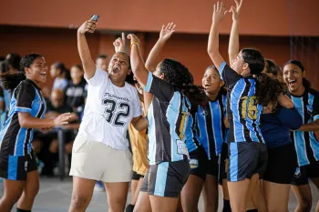 Ex-atleta do GEO Dr. S�crates, Nathaly Fernanda Francisco Hip�lito (de branco) foi comemorar com suas amigas o primeiro ouro do time feminino de futsal. Foto: Lana Costa